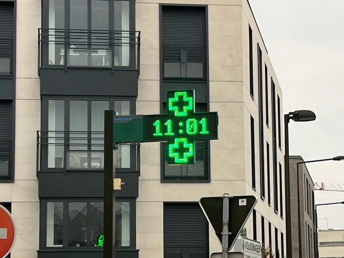 Croix de pharmacie en ville