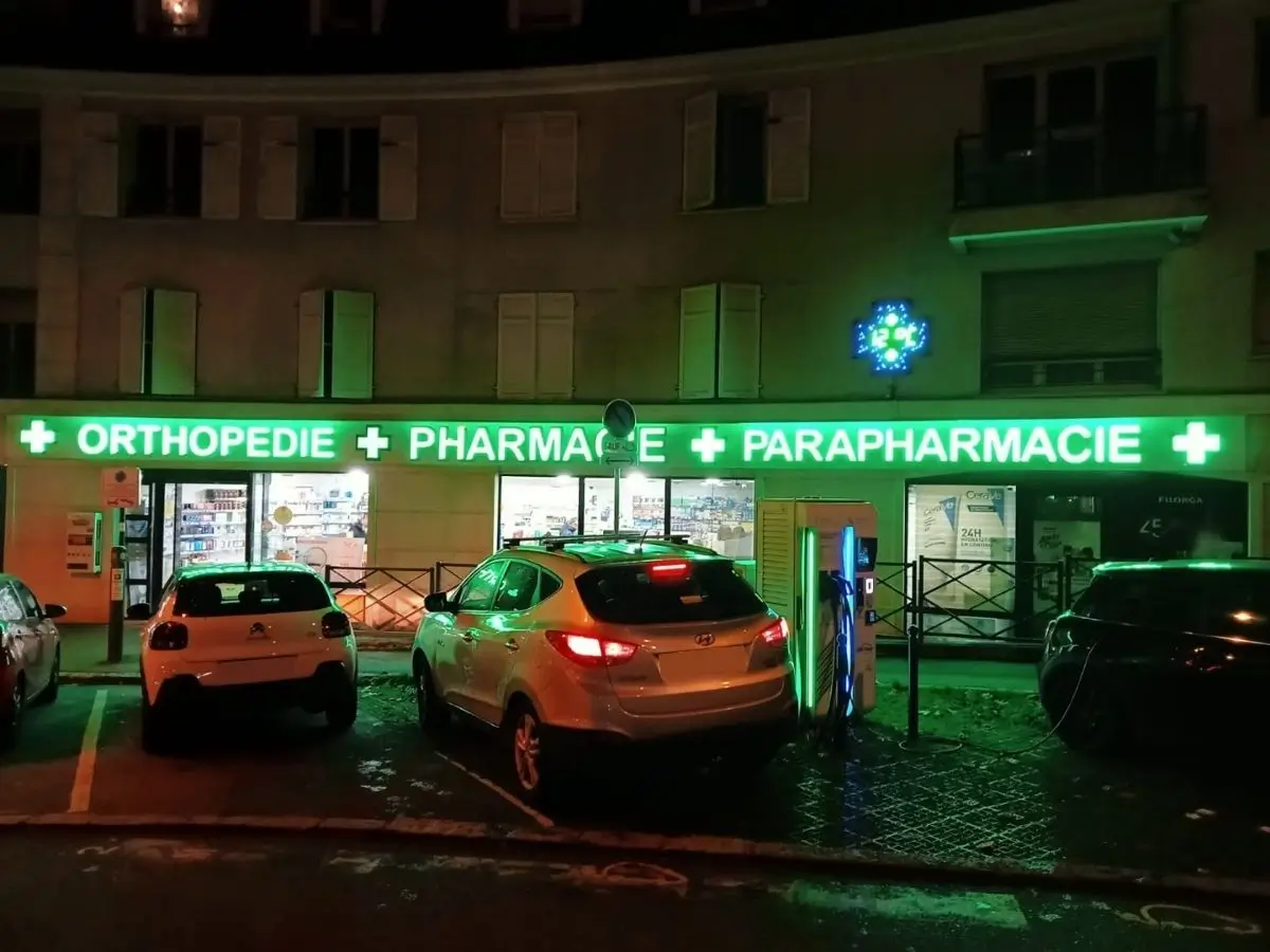 Enseigne lumineuse de nuit d'une pharmacie