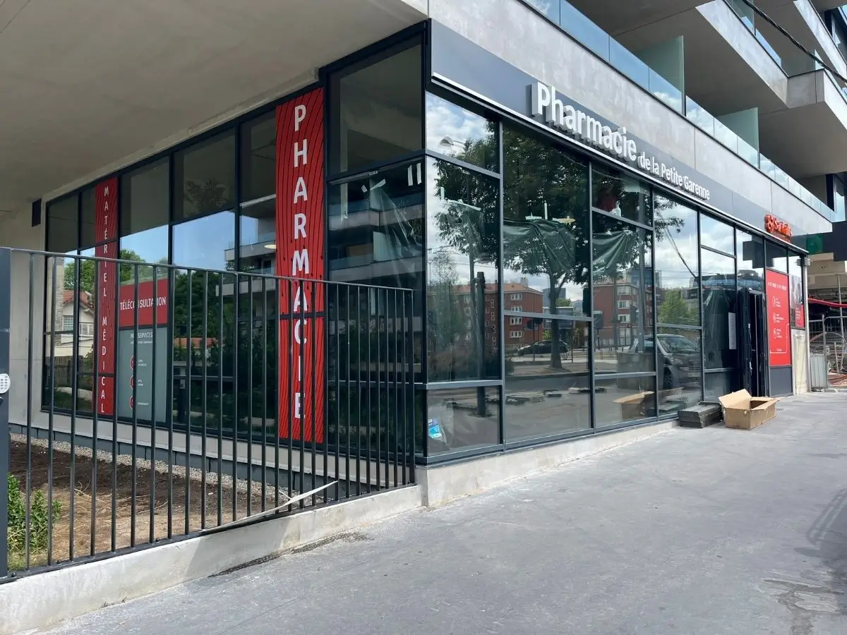 Réalisation d'un projet de vitrophanie pour une pharmacie