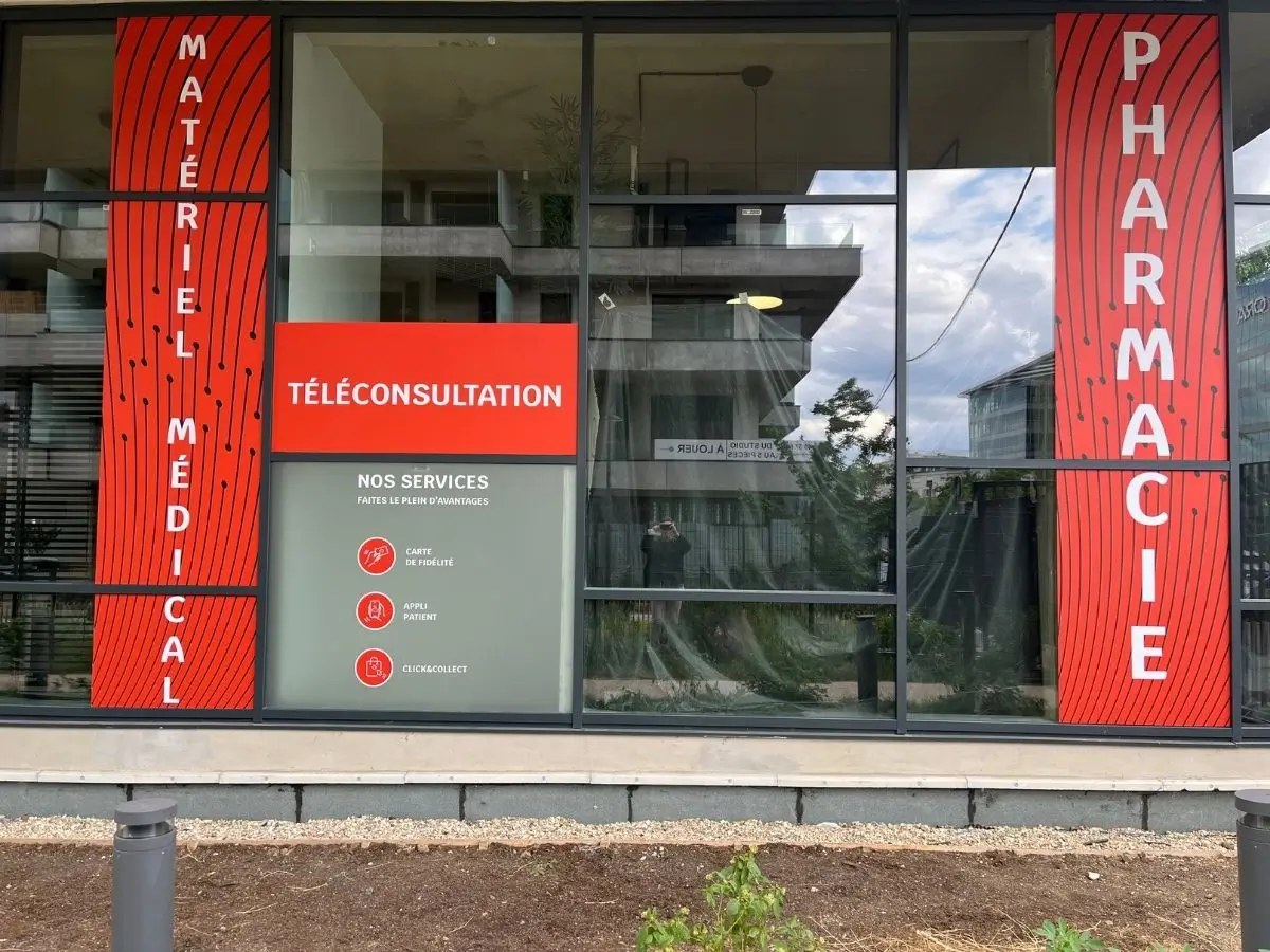 Vitrophanie sur les vitrines d'une pharmacie